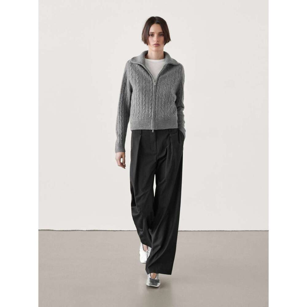 2025 Winter New Style Of Ladies' Casual Minimalist Figure-Hing Knitted Semi-High Neck Zipper Cardigan Women Sweater Designer Sweater Women
