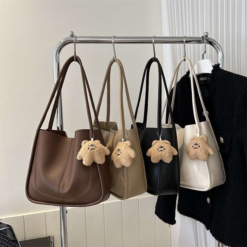 Designer bag Textured Large Capacity 2023 Winter New Pendant Stylish Casual Simple Fashion Commuter Single Shoulder Tote Bag