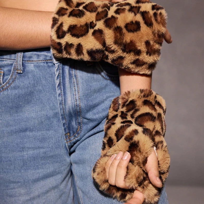 1 Pair Faux Fur Leopard Print Gloves Soft Warm Stylish Perfect for Casual Wear Ideal for Outings Street Fashion Adding Trendy 251029