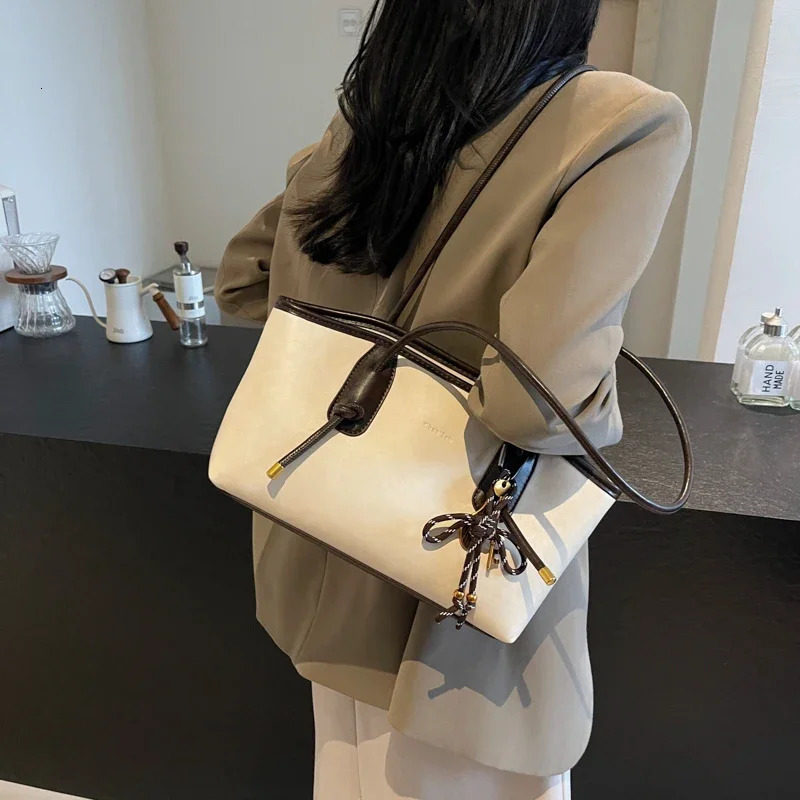 Retro PU Leather Shoulder Bags for Women Fall Winter Trend Female Purses Handbags High Quality Tote Underarm Bag with Pendant 251027