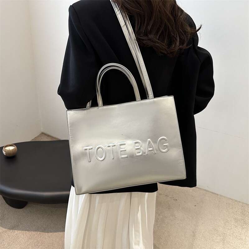 Designer bag Large Capacity Crossbody Women 2024 New Summer Tote Bag for College Students Trendy Commuter Handbag