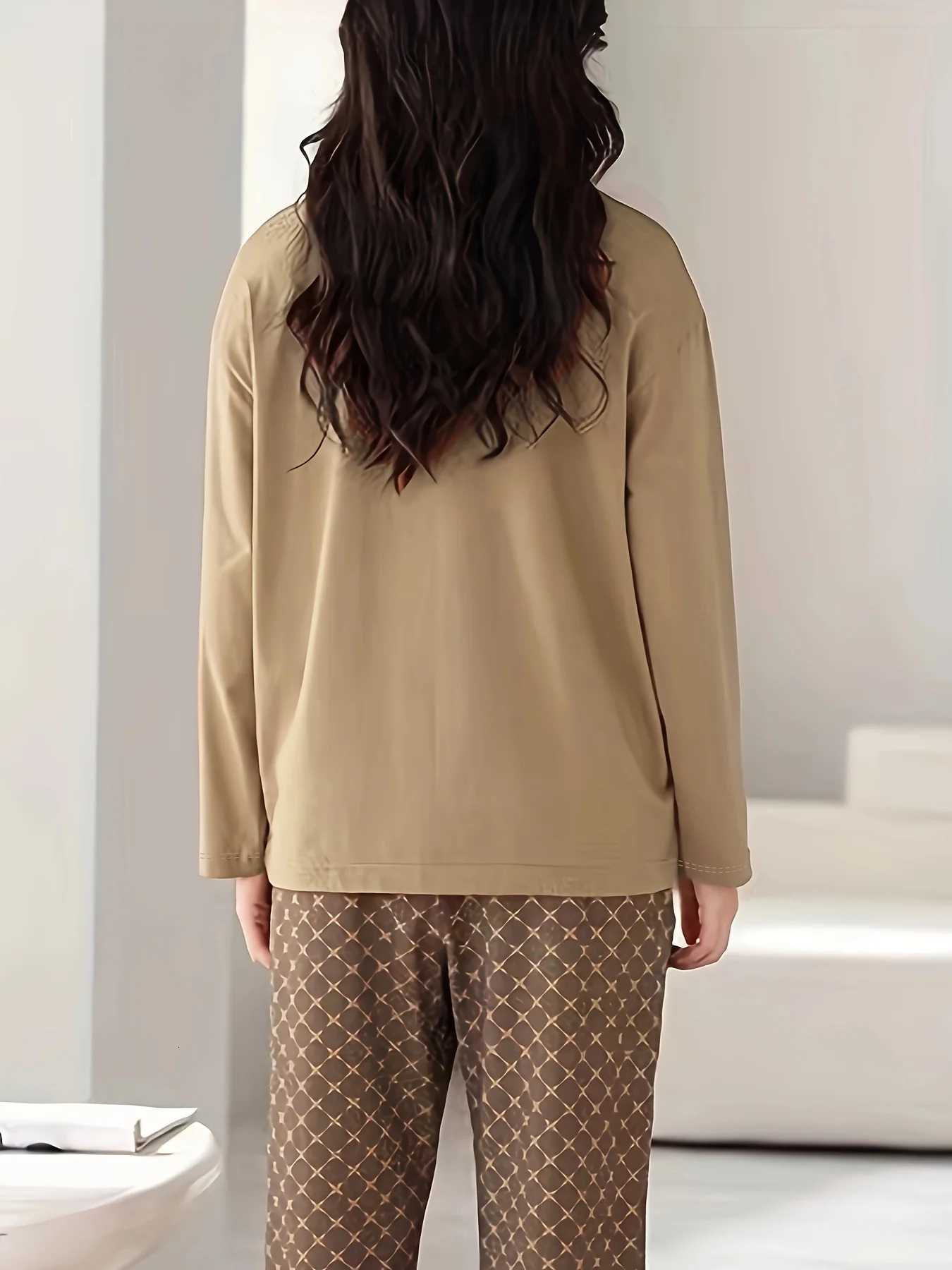 Womens TwoPiece AutumnWinter Pajama Set Simple LetterPrinted Pajamas with a Retro Color Scheme and a LazyChic StyleT251029