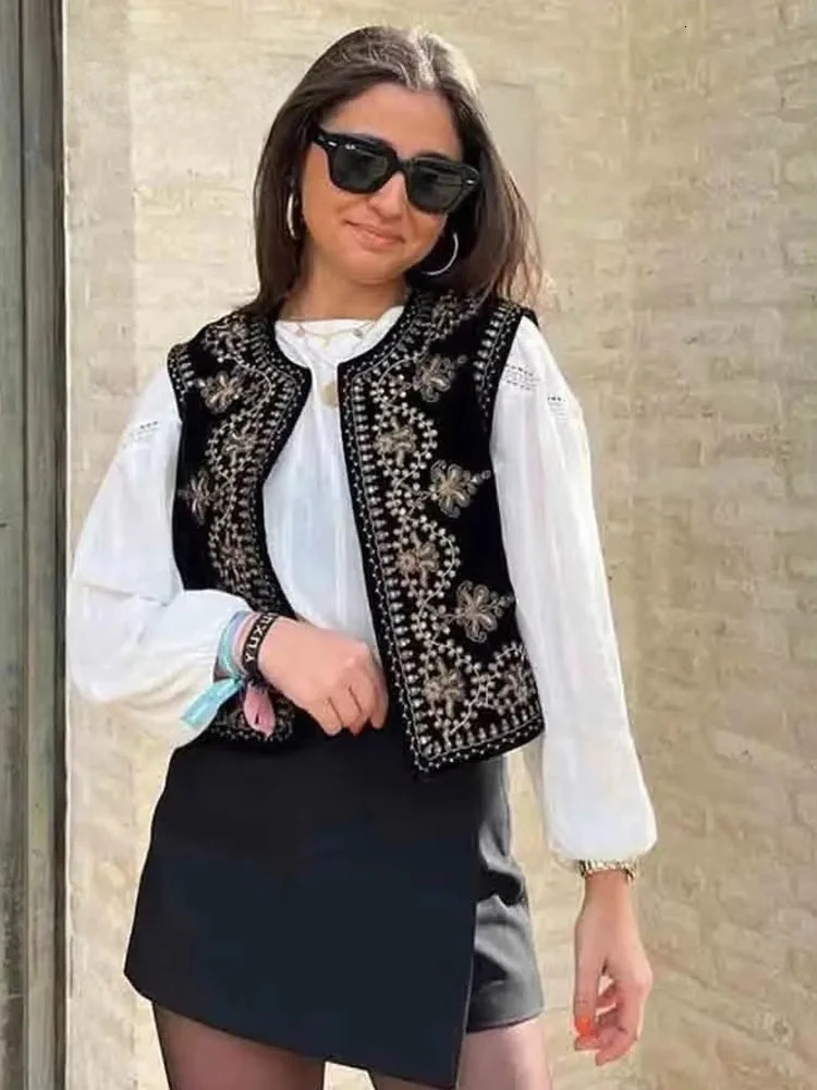 Vintage Autumn Velvet Embroidered Vest Sleeveless Jacket Women V Neck Chic Waistcoats Female Fashion Vests Coat 251029