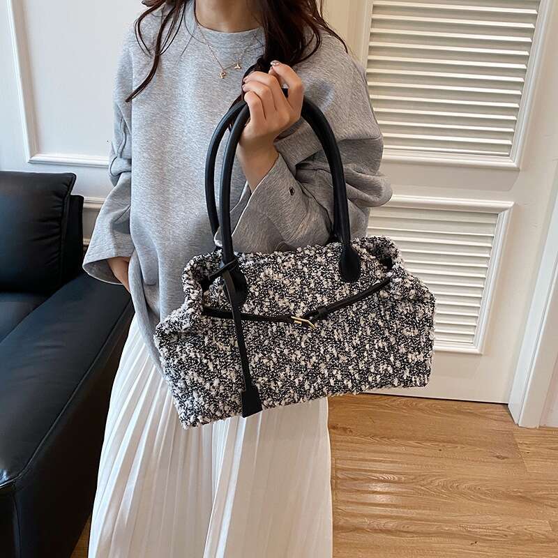 Designer bag Handheld Winter Lamb Wool for Women 2025 New Fashionable Stylish Shoulder Korean Version Niche Trendy Crossbody Bag