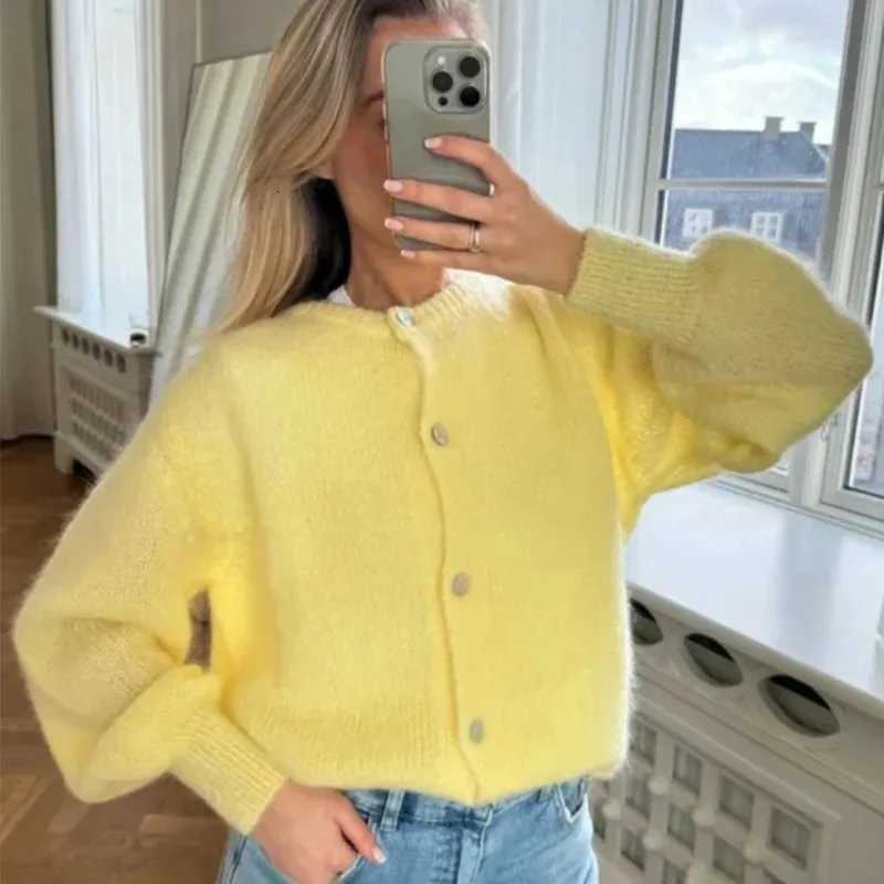 Tuularose Women Autumn Knitted Cardigan Fashion Solid Casual Button Knit Top Basic Office Lady Streetwear 2025 New Women SweaterT251028