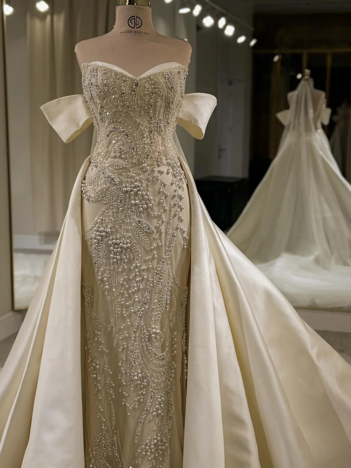 Gorgeous A Line Women Wedding Dress Sweetheart Neck Off Shoulder Bridal Gowns Crystal Pearls Detachable Train Dress Custom Made vestidos de novia