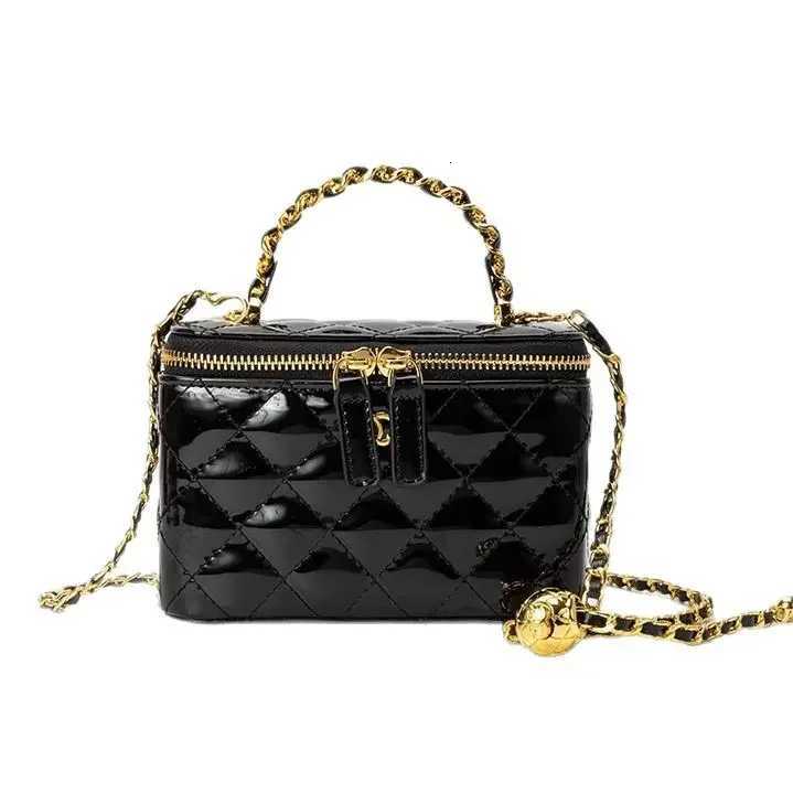 Womens Shoulder Bag Leather Crossbody Messenger Famous Designer Handbags Classic Elegant Tote For Professional And Casual W251029