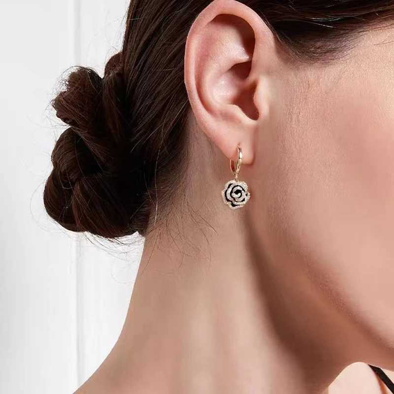 Design Sense Exquisite Black Camellia Pendant Flower Earrings 2025 New Jewelry Party Girls Luxury Accessories For Womens GiftW251029