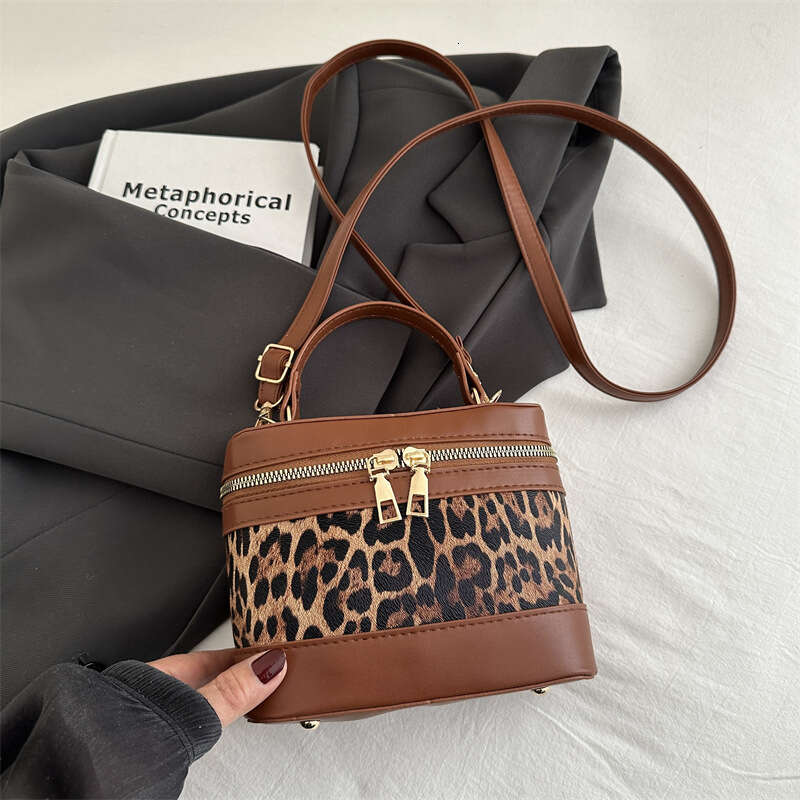 Designer bag Fashion Single Shoulder Trendy 2025 Autumn New Trend Niche Stylish Simple Crossbody Commuter Small Square Bag
