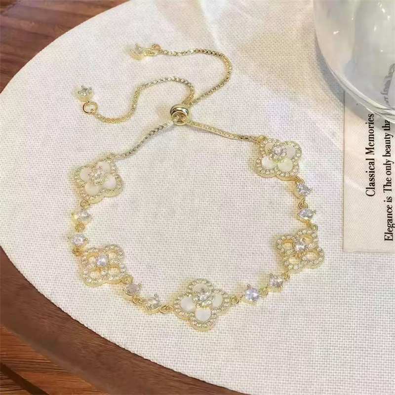 Gold Tone Clover Shaped Link Bracelet Shell Crystal Accents Elegant Party Daily Wear Gift For Her High Quality And Stylish Jewelry zl17 H260202