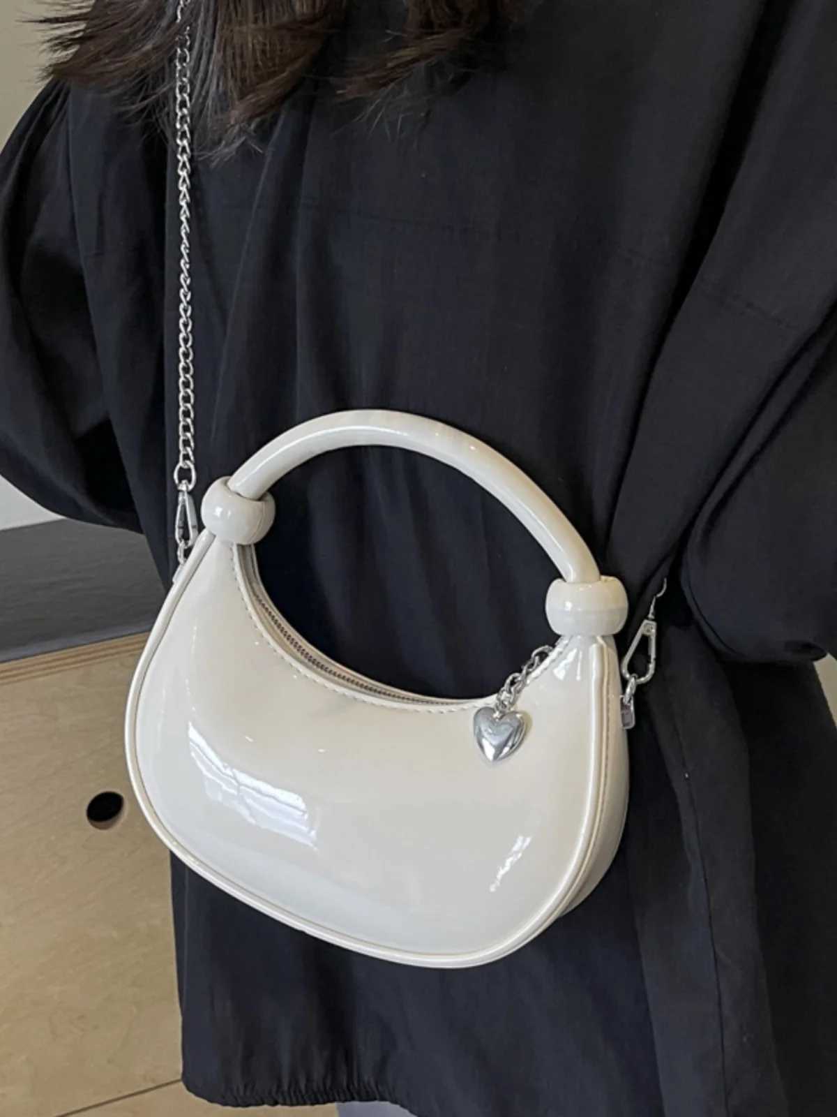 Red Patent Leather Handheld Bag For Wen New Spring Autumn Chain Crossbody Bag Fi Versatile Love Zipper Shoder Small Bag D251029