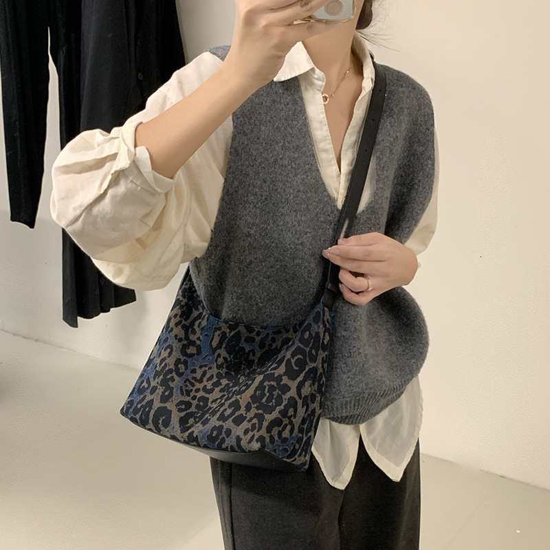 Designer denim leopard print wandering bag, new dumpling bag, fashionable commuting handbag, armpit bag
