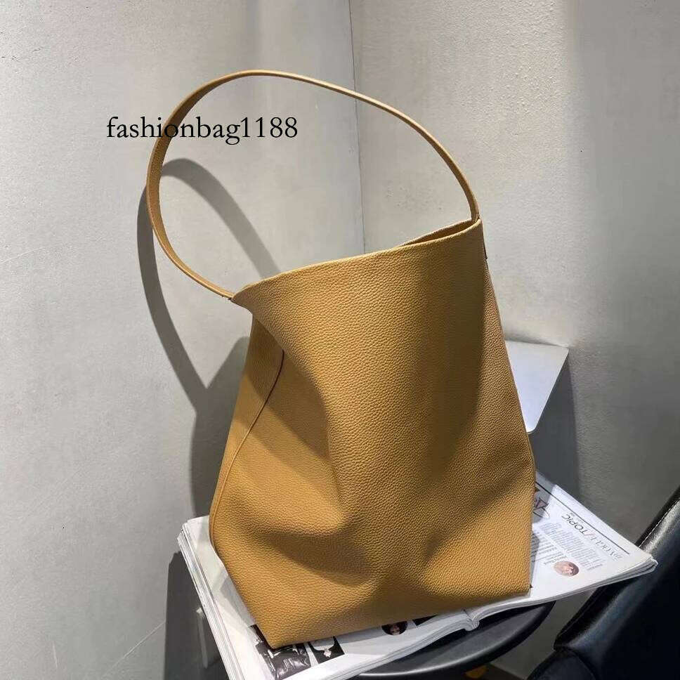 Genuine leather bag 2025 new classic design cowhide large capacity casual armpit commuting simple ladies shoulder bag