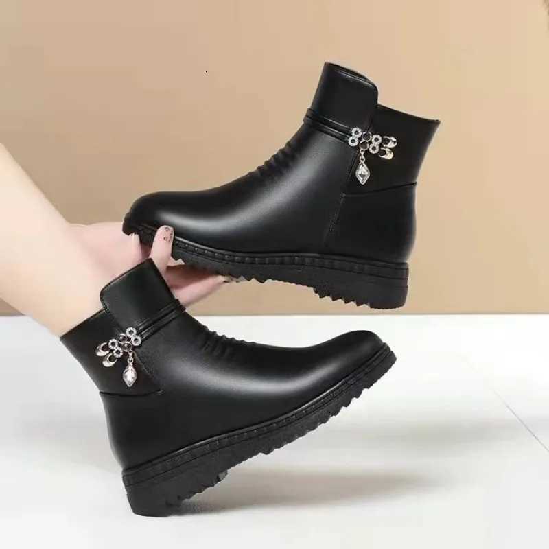 Leather Women Boots 2024 Winter Thick Wool Lined Genuine Leather Women Snow Boots Large Size Women Winter Shoes Z251029