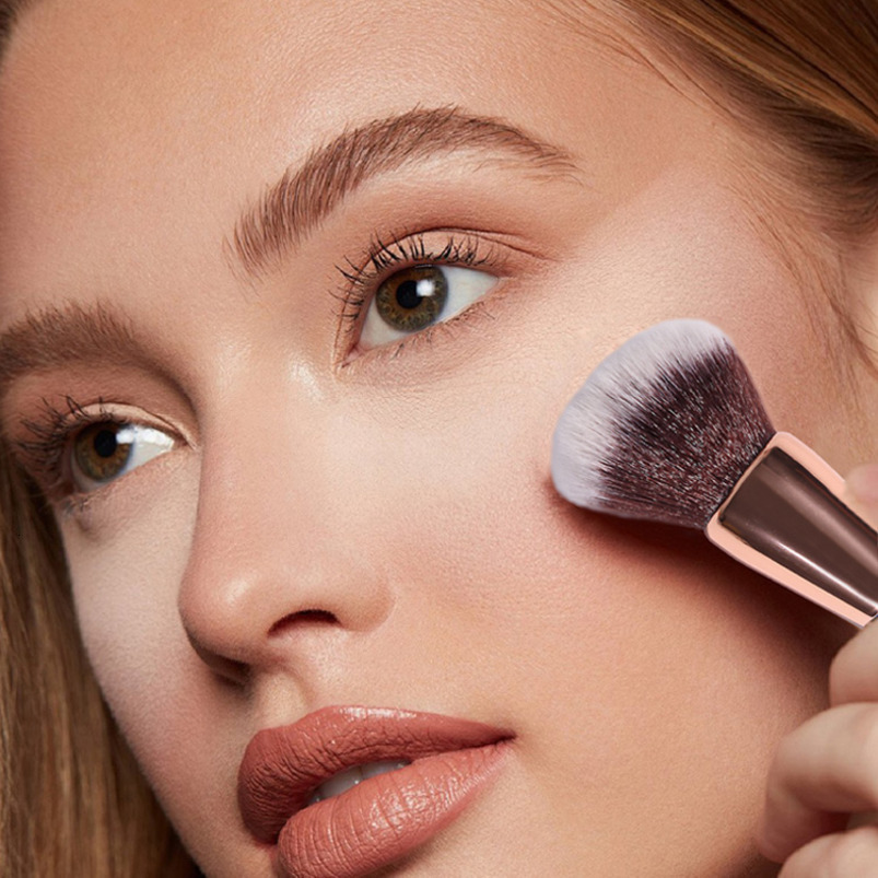 INITIAL CONTACT Factory Price Cute Bear Blue Loose Powder Single-Ended Makeup Brush Contour Brush Portable Foundation Brush