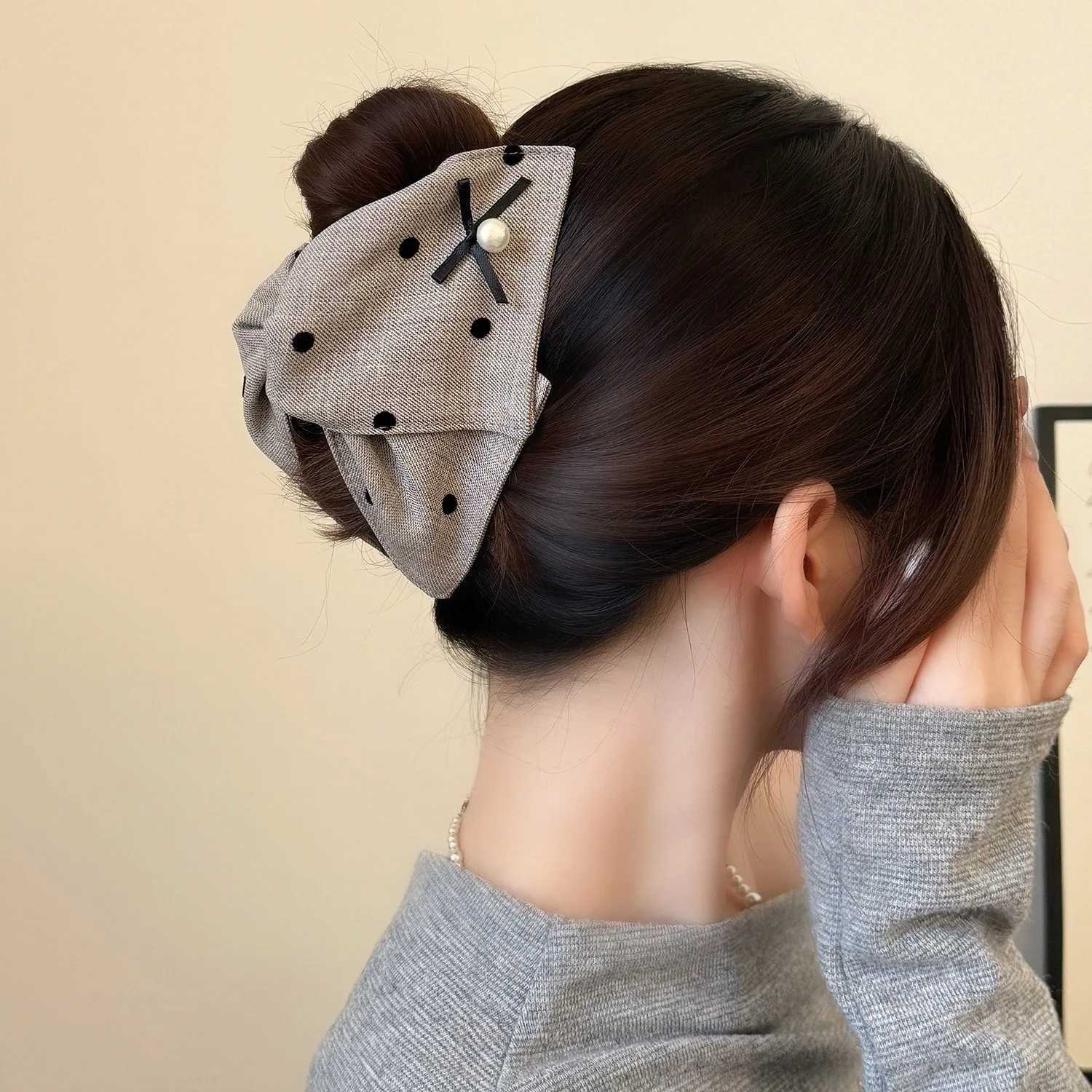 1pc Exquisite Polka Dot Premium Triangle Hair Clip Small Bow Pearl Hair Clamp New Hairpin Shark Clip Hair AccessoryW251028