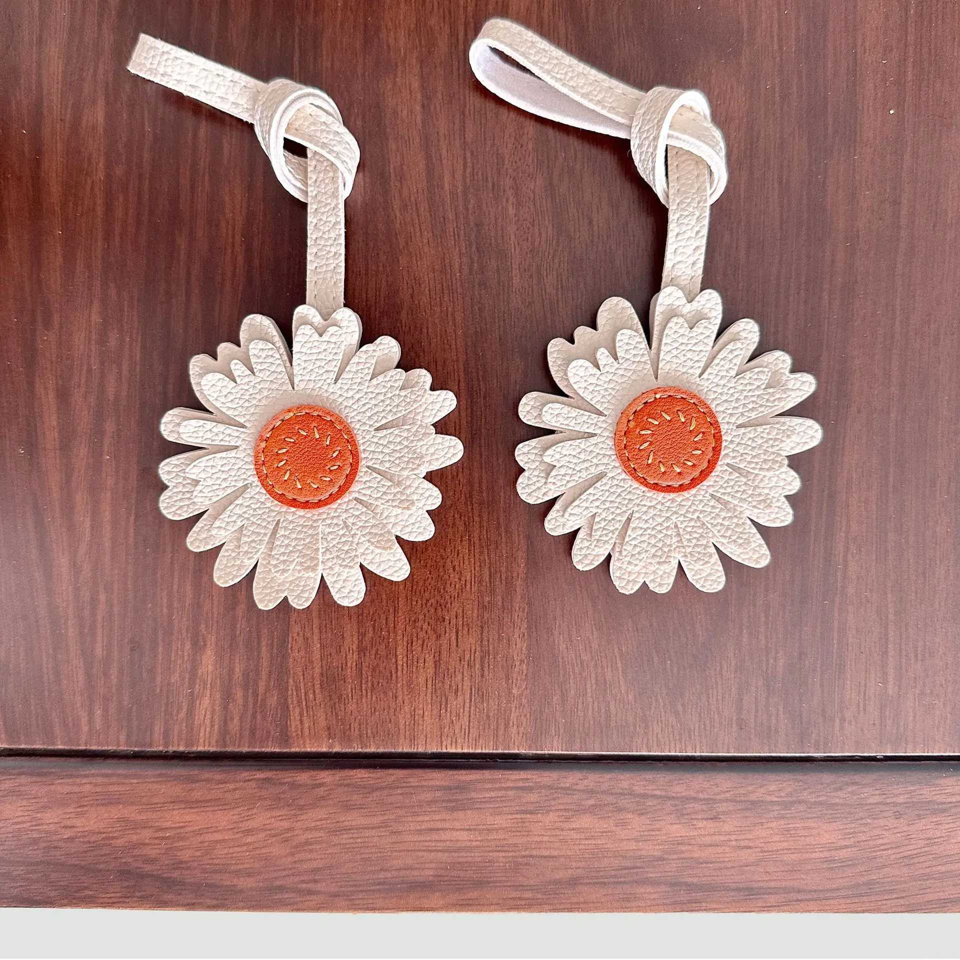 Handmade CutandSew Small Daisy Bag Charm Sunflower Leather Car Keychain Unique and Personalized GiftW251029