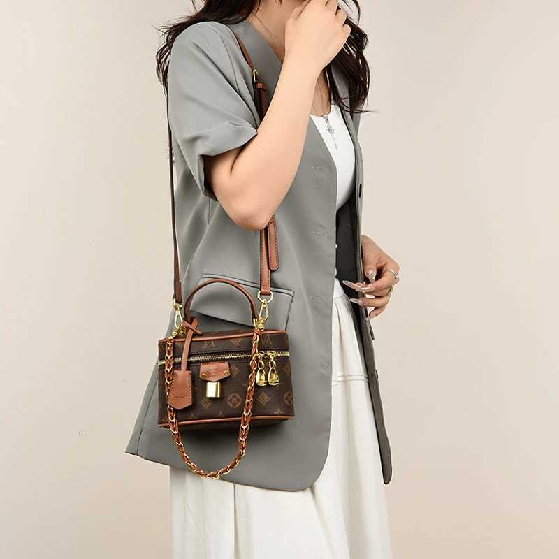 Famous Fashion Womens Zipper Crossbody Bag Paris Designer Inspired Vintage Handbag Suitable For Daily Use W251029