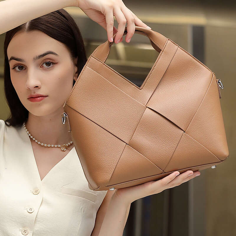 Top Layer Genuine Woven Inverted Triangle Design Fashion Soft Leather Handbag Crossbody Bag for Women