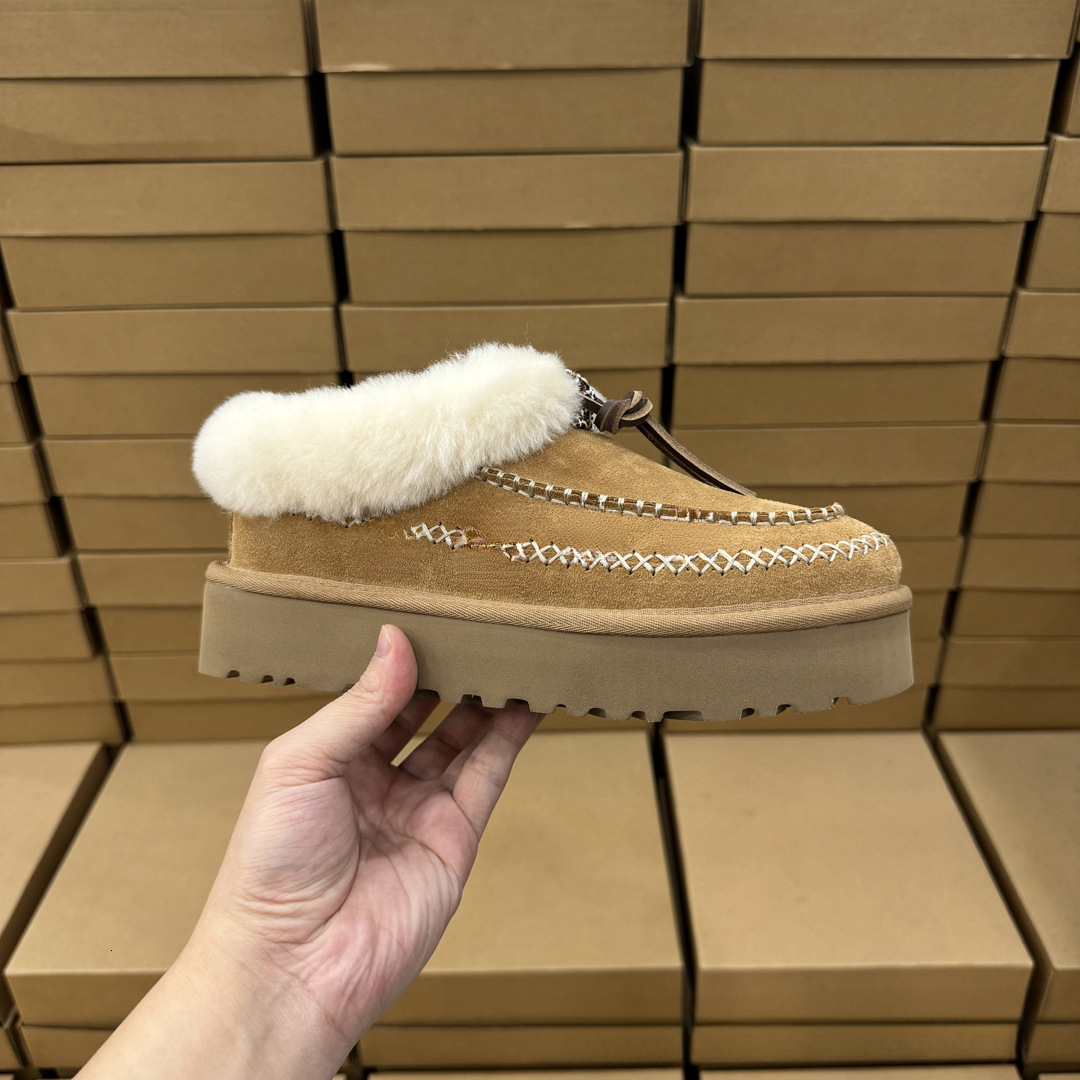 Designer's new snow boots with increased height, thick soled wool slip cover, casual wool short boots