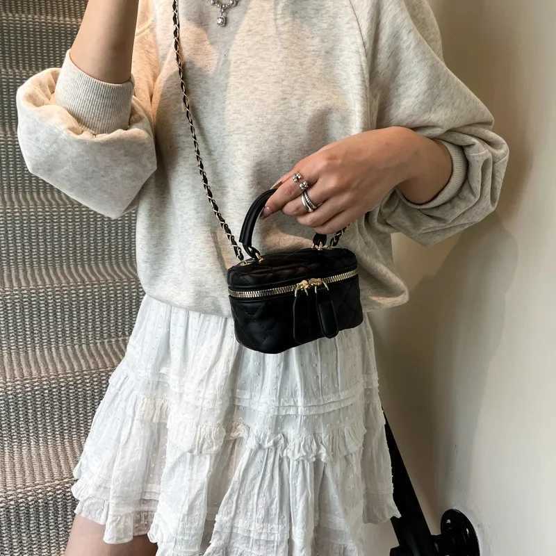 Mini Chain Handle Bag Womens Stylish Versatile Shoulder Bag Cute High Value New 2025 Handbag Diamond Pattern Compact Size W251029