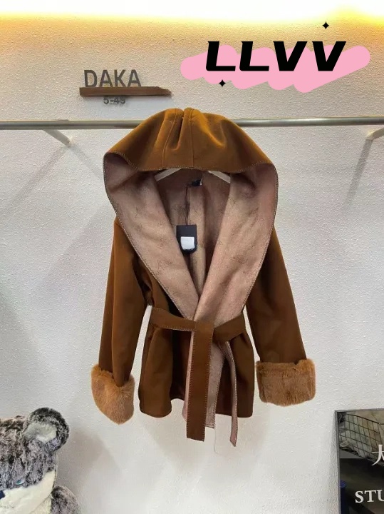 A new fashionable women's trench coat by designer, LLVV classic monogram logo, comfortable and trendy trench coat