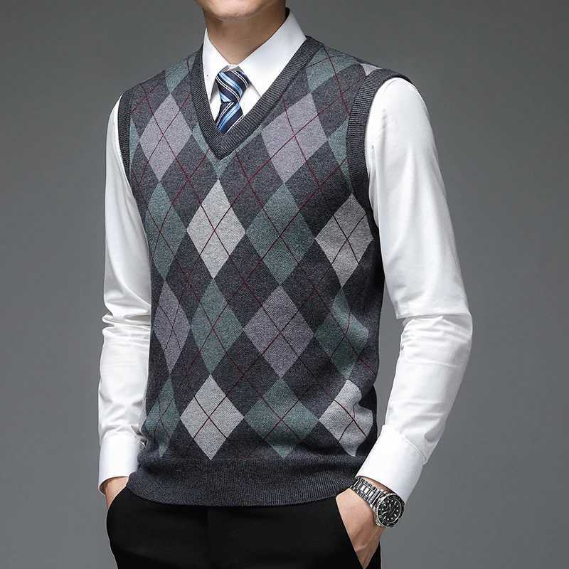 New Fashion Designer Brand Argyle Pullover Sweater V Neck Knit Vest Men 6 Wool SLeeveless Autum Casual Men Clothing W251029