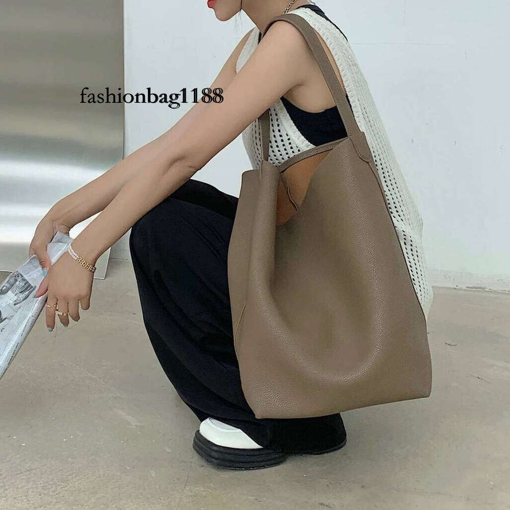 Genuine leather bag 2025 new classic design cowhide large capacity casual armpit commuting simple ladies shoulder bag