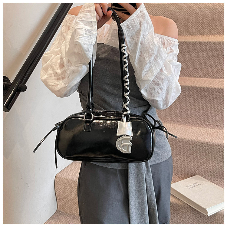 2025 Autumn/Winter bag New French Style Designer Bag Minimalist 1 Underarm Bag Light Luxury Style Fashionable Heart Pendant Design Retro Style