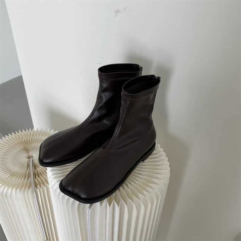 Womens Lowheeled Flat Shoes Plush Lining Snow Boots 2025 Winter Trend Short Boots Dress Designer New Warm Womens Ankle Boots Z251029