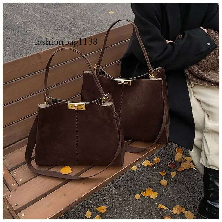 Designer Lock PU Leather and Faux Suede Patchwork Women's Handbag Retro Crossbody Bag Bucket Tote 2024 Winter New Trendy