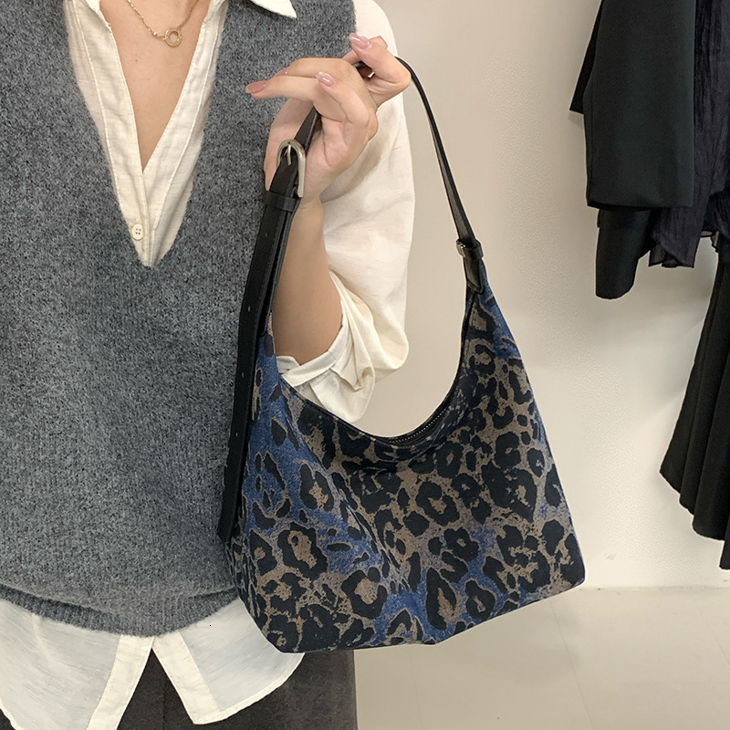 Designer denim leopard print wandering bag, new dumpling bag, fashionable commuting handbag, armpit bag