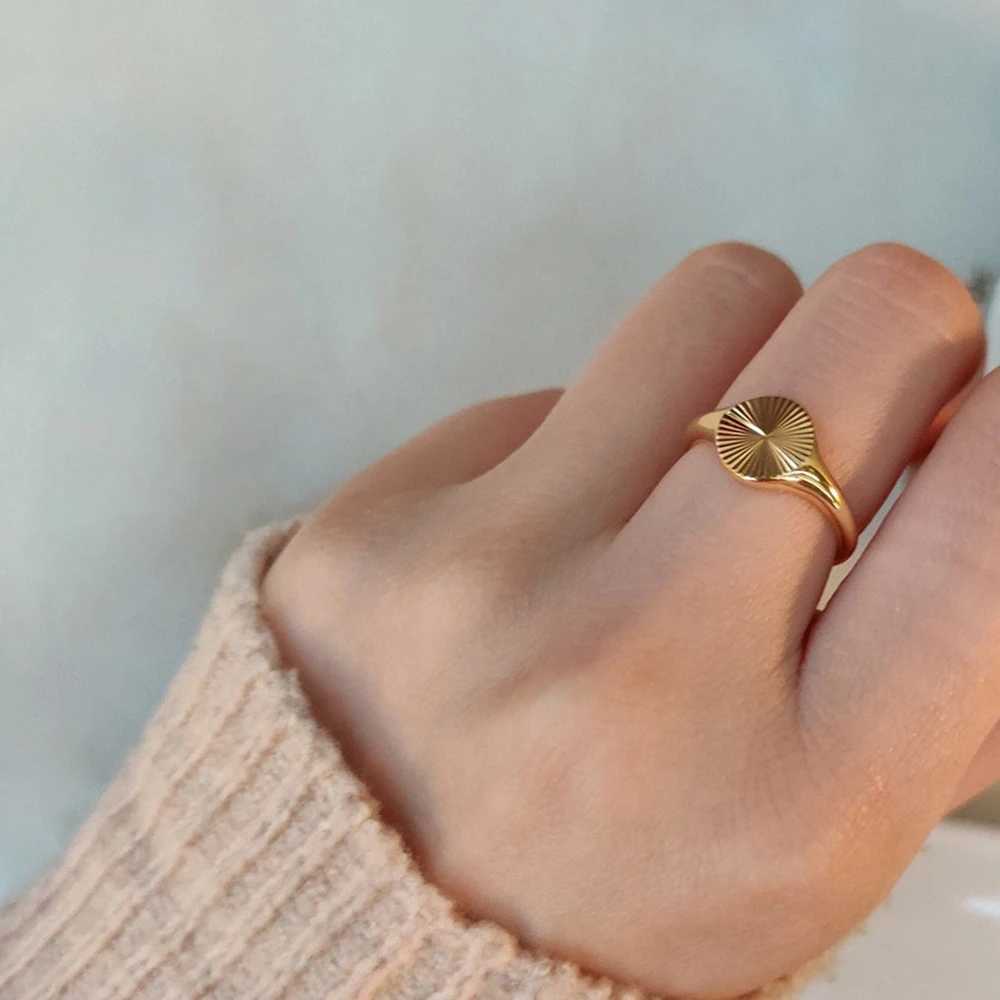 High Quality Wave Rings for Women Minimalist Dainty Rays Texture Circle Ring Stainless Steel Signet Chunky Dome Ring JewelryW251030