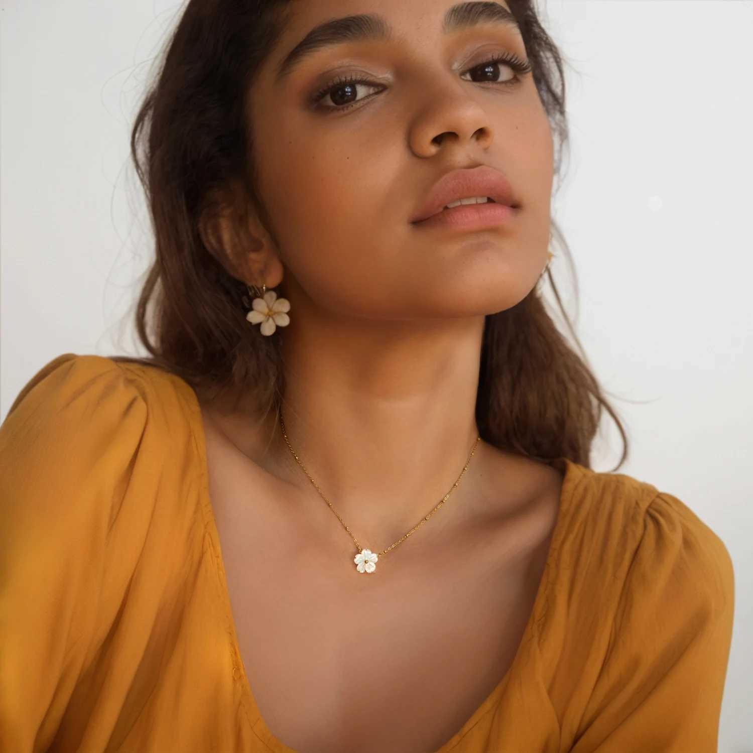 Fashion White Shell Sakura Pendant Necklace Vintage Stainless Steel Metal 2024 Exquisite Charm Flower Jewelry GiftXJ251030