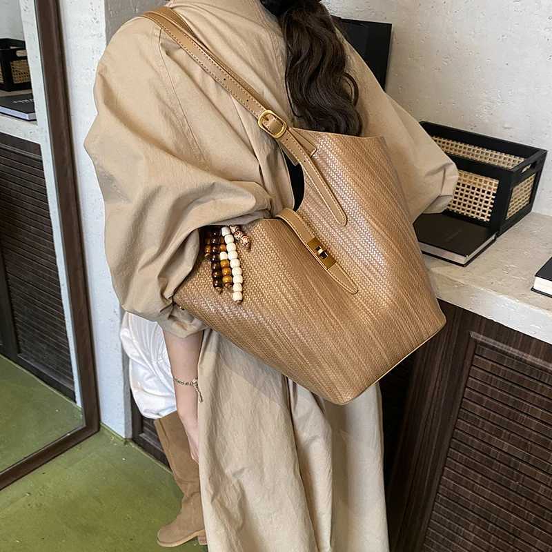 Designer bag Woven Style Shoder Bag Set For Wen Pure Color 2IN1 Shopper Totes With Pendant And Small Pouch 2025 Designer Handbags Y251029