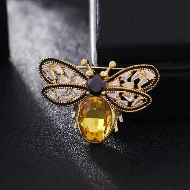 New Shiny Green Crystal Brooches For Women Luxury Insect Rhinestone Brooch Pins Jewelry Dress Suit Accessories Wedding Gifts Y251029