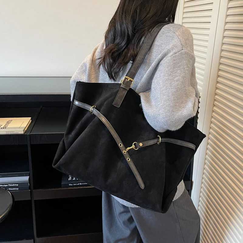 Designer bag Frosted Wen Tote Bag Popar Belt Buckle Design Shoder Underarm Bag Exquisite Hardware Work Cmuter Handbag Y251029