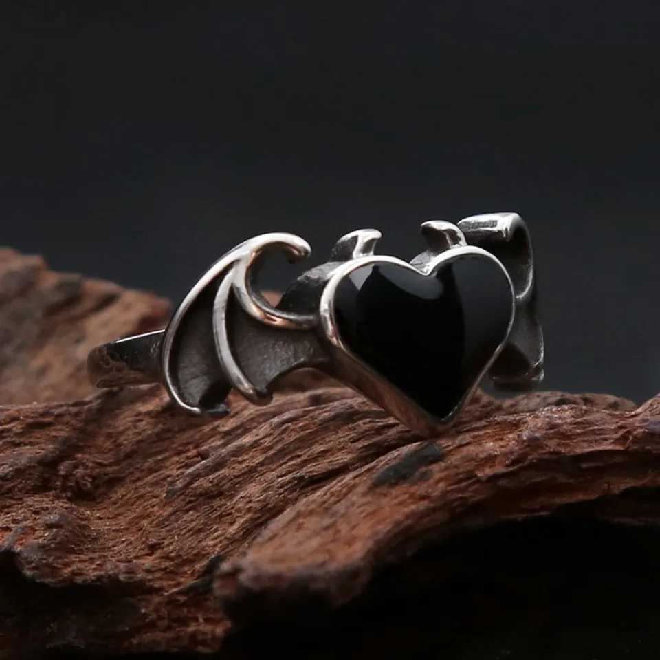 Fashion Vintage Angel Demon Wings Black Heart Ring For Men Women Gothic Biker 316L Stainless Steel Couple Romantic Jewelry GiftsW251030