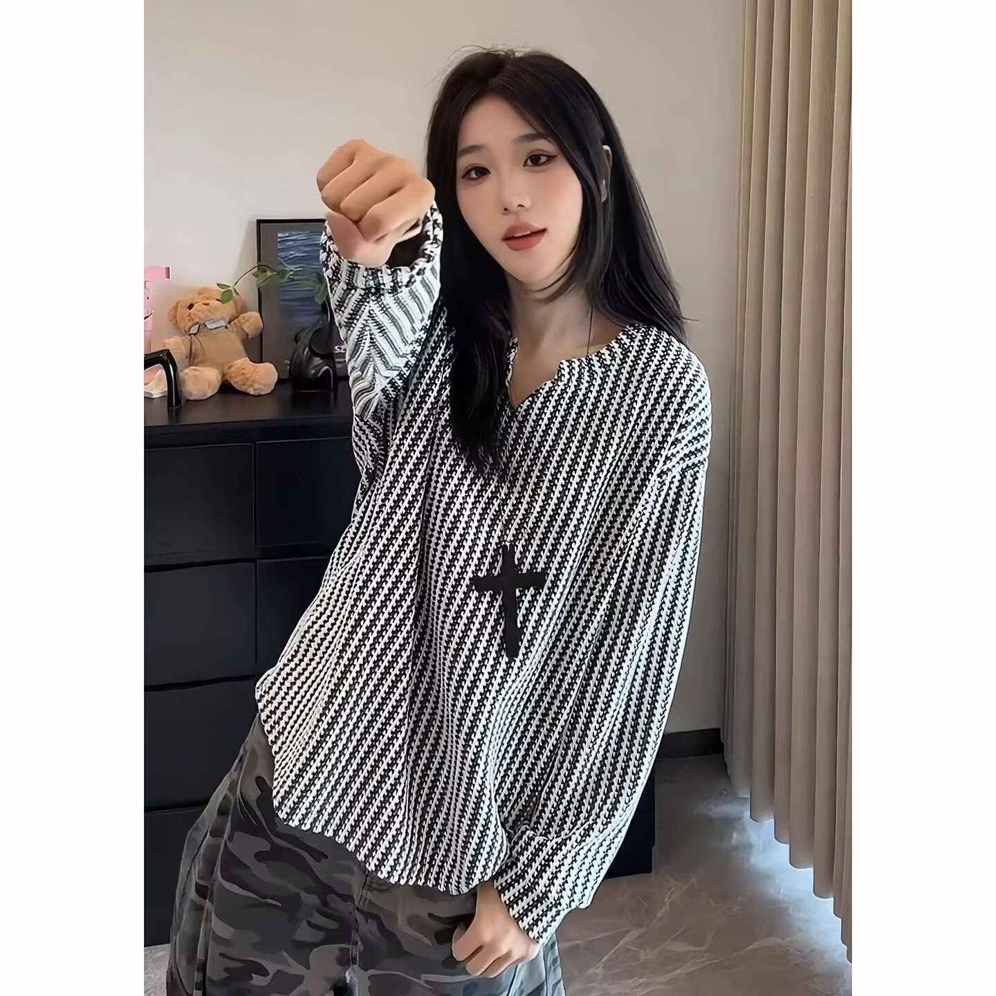 Designer American retro snake bone V-neck men's and women's autumn high-end feeling lazy style long sleeved t-shirt with bottom layer undern