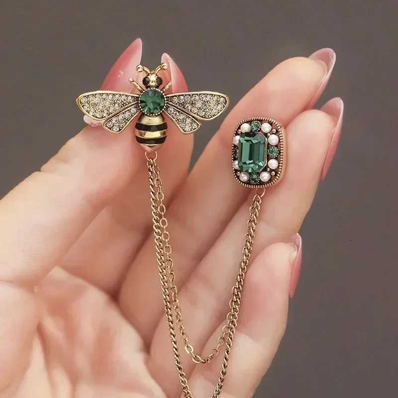 Exquisite Cute Rhinestone Bee Brooch Women Fashion Business Casual Cardigan Jacket Corsage Clothing Accessories Ladies Gift Y251029