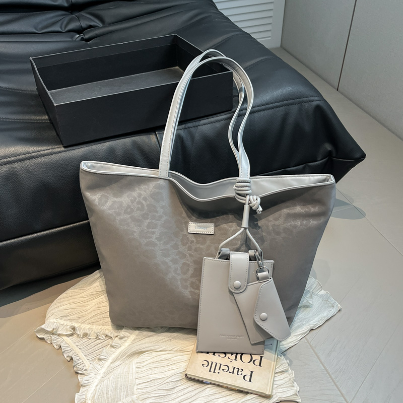 Summer women's fashionable large capacity synthetic leather handbag, casual simple classic work shoulder bag, popular college student crossbody b