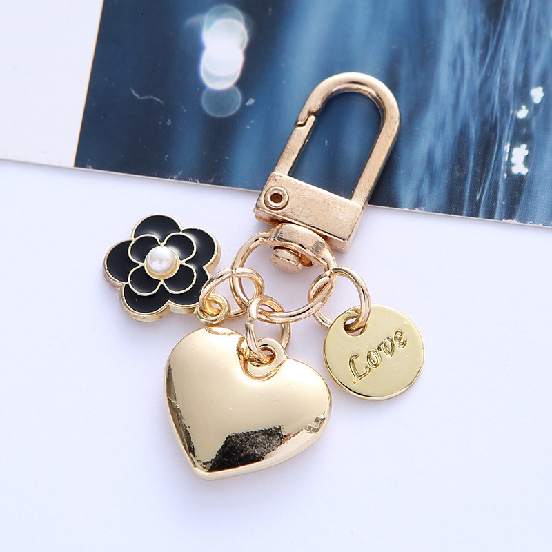 Black drooping flower pendant, golden door buckle, heart-shaped keychain, DIY bag accessory, headphones cover, mobile phone pendant ddmytues