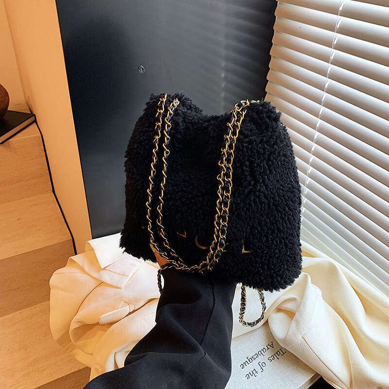 trash bag Super Popular Niche Lamb Wool Fluffy Bucket For Women New Fashion Versatile Chain Crossbody Bag Best Seller