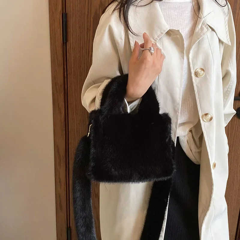 Luxury Faux Fur Womens Shoulder Bag Solid Color Soft Plush Ladies Crossbody Bags Simple Fluffy Tote Female Furry Handbags Purse M251030