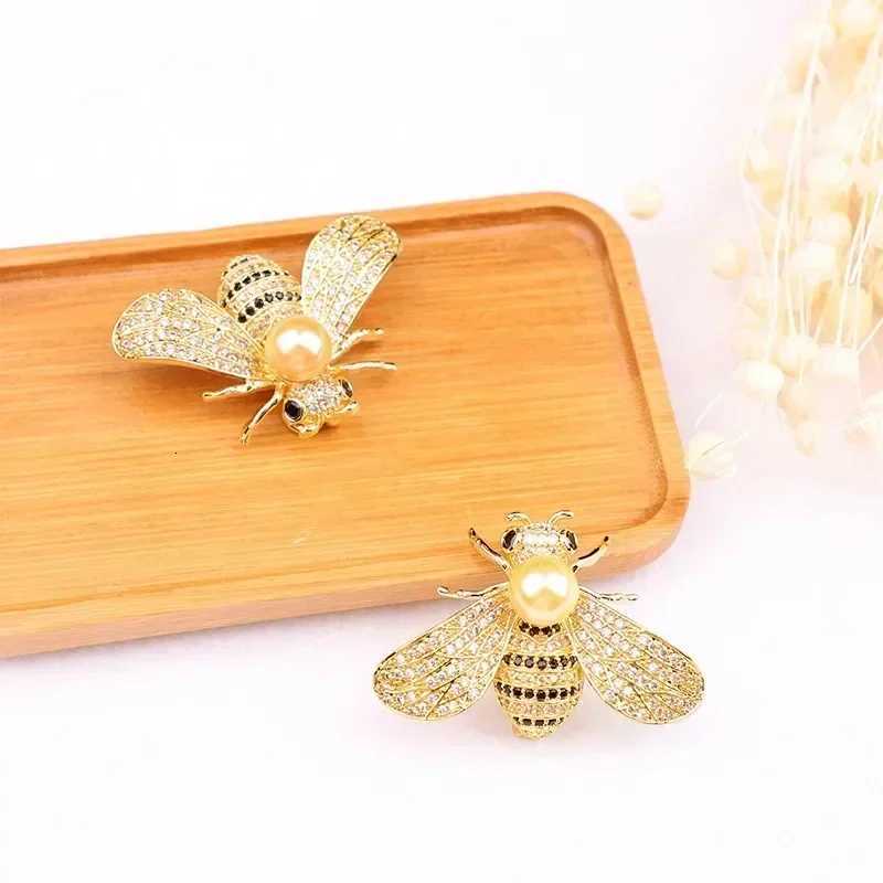 Exquisite Cute Rhinestone Bee Brooch Women Fashion Business Casual Cardigan Jacket Corsage Clothing Accessories Ladies Gift Y251029