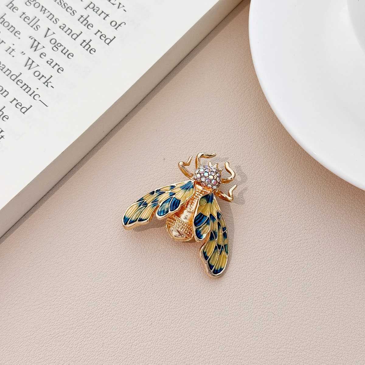 Famous Brand Design Insect Series Brooch Women Delicate Little Bee Brooches Crystal Rhinestone Pin Brooch Jewelry Gifts Y251029