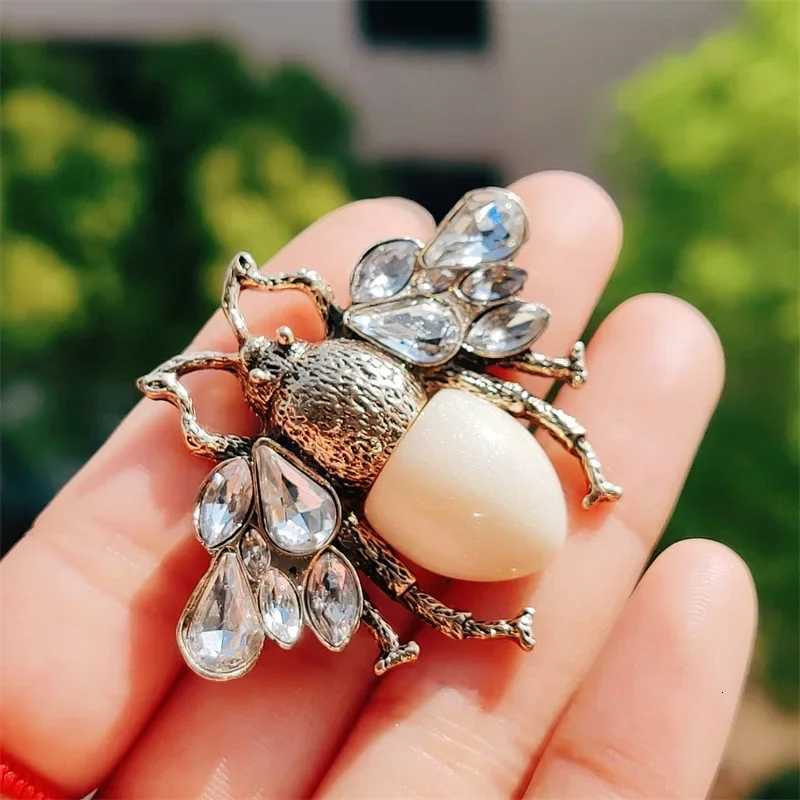 Vintage Classic Women Bee Crystal Pin Badges Fashion Exquisite Elegant Insect Brooch Y251029