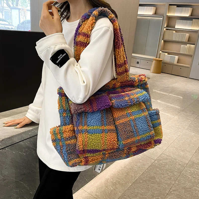 Women Large Capacity Tote Handbag Fashion Lamb Wool Underarm Bag Retro Plush Plaid Shoulder Bag Shopping Fluffy Tote Handbag M251030