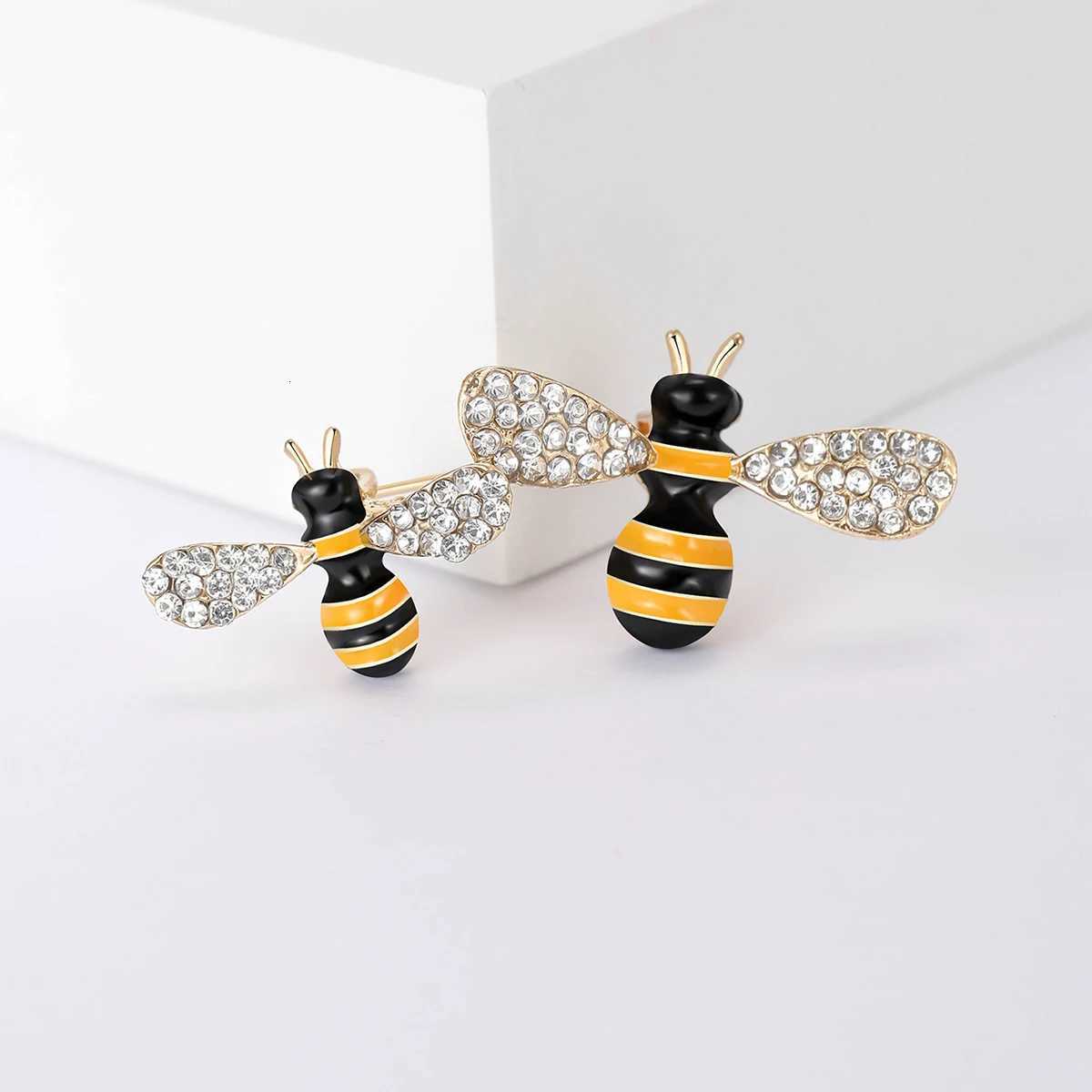 Fashionable Alloy Rhinestone Bee Hornet Brooches Unisex Cute Insect Pin Gifts Trendy Jewelry Accessories Y251029