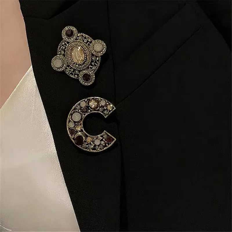 British Vintage Baroque Brand Design Brooch Pins Rhinestone Pearl Flower Brooch Coat Cuff Accessories for Women Y251029